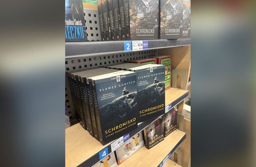Karkonoska seria o schroniskach melduje się na różnych miejscach w Empiku, ale wciąż wysoko.