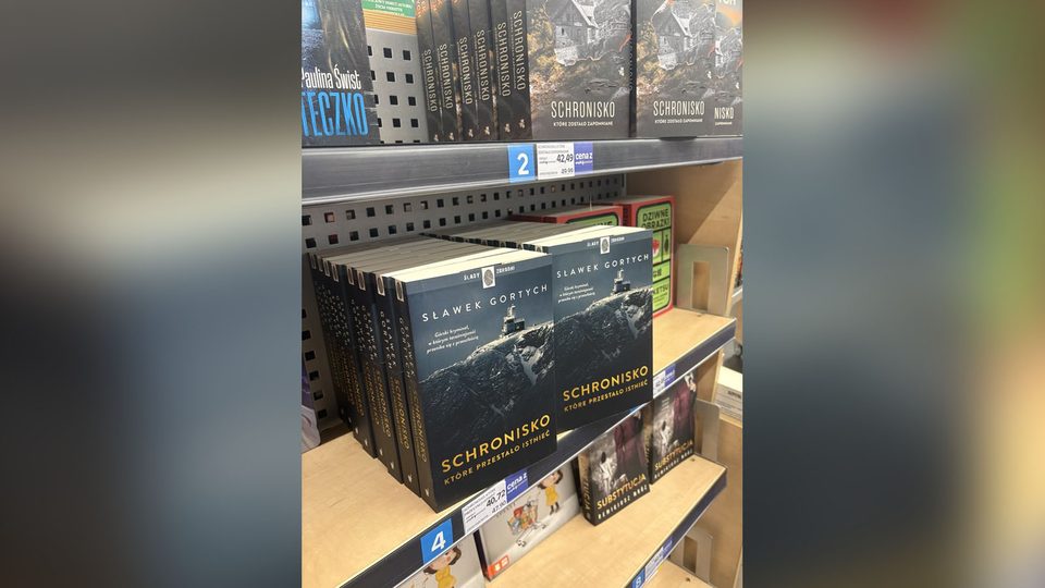Karkonoska seria o schroniskach melduje się na różnych miejscach w Empiku, ale wciąż wysoko.