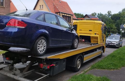 Porzucony wrak odjechał lawetą