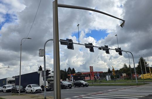 Jeleniogórska kamerka znowu batem na kierowców – co 3 godziny "łapie" kogoś na czerwonym
