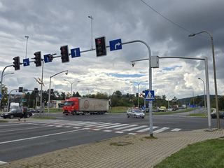Jeleniogórska kamerka znowu batem na kierowców – co 3 godziny "łapie" kogoś na czerwonym