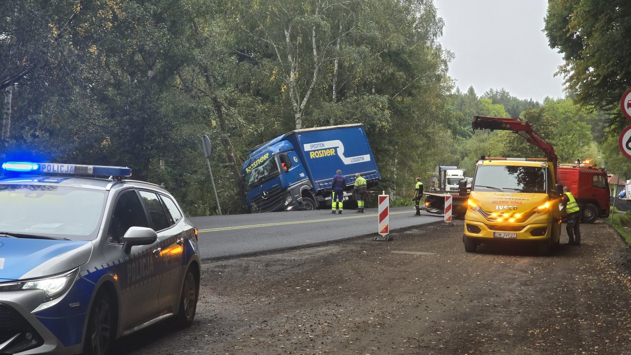 Ciężarówką w drzewo