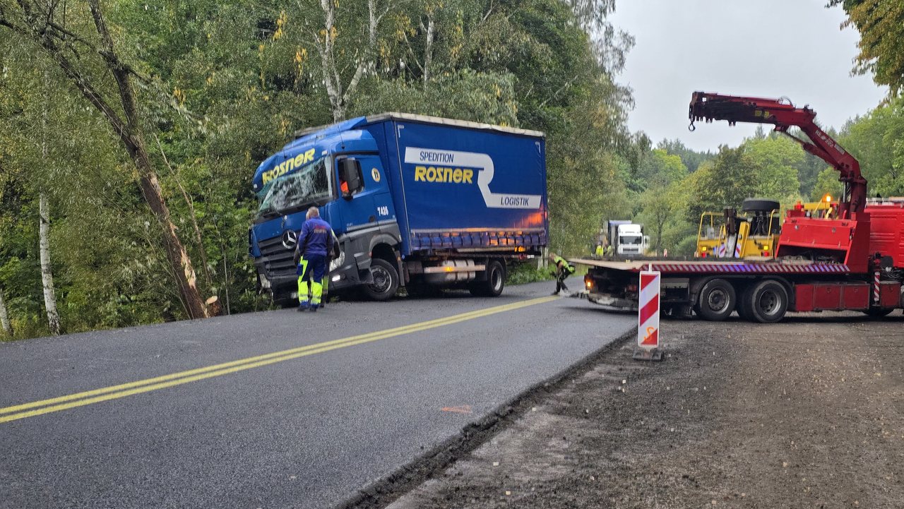 Ciężarówką w drzewo