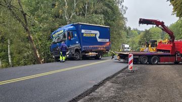 Ciężarówką w drzewo