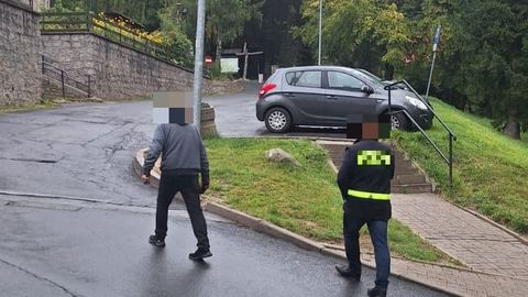 Policjanci ze Szklarskiej Poręby zatrzymali dwóch mężczyzn podejrzanych o usiłowanie włamania i posiadanie narkotyków