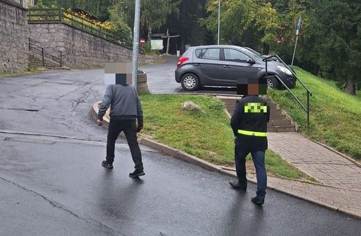 Policjanci ze Szklarskiej Poręby zatrzymali dwóch mężczyzn podejrzanych o usiłowanie włamania i posiadanie narkotyków