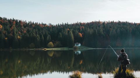Jesień nad wodą – jaki sprzęt zabrać na ryby, by nie dać się pogodzie?