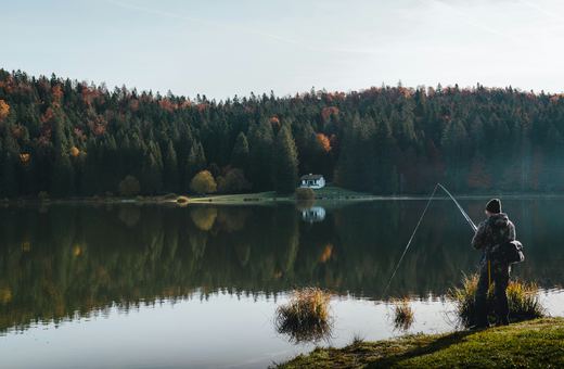 Jesień nad wodą – jaki sprzęt zabrać na ryby, by nie dać się pogodzie?