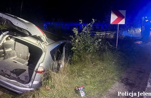 Policjanci z Karpacza zatrzymali pijanego kierowcę, który wpadł do rowu. Teraz za swoje czyny odpowie przed sądem