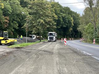 Kładą nowy asfalt na krajówce