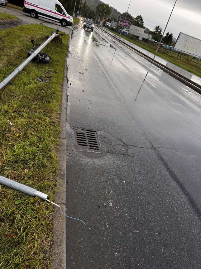Audi wypadło z drogi na ul. Wincentego Pola