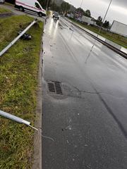 Audi wypadło z drogi na ul. Wincentego Pola