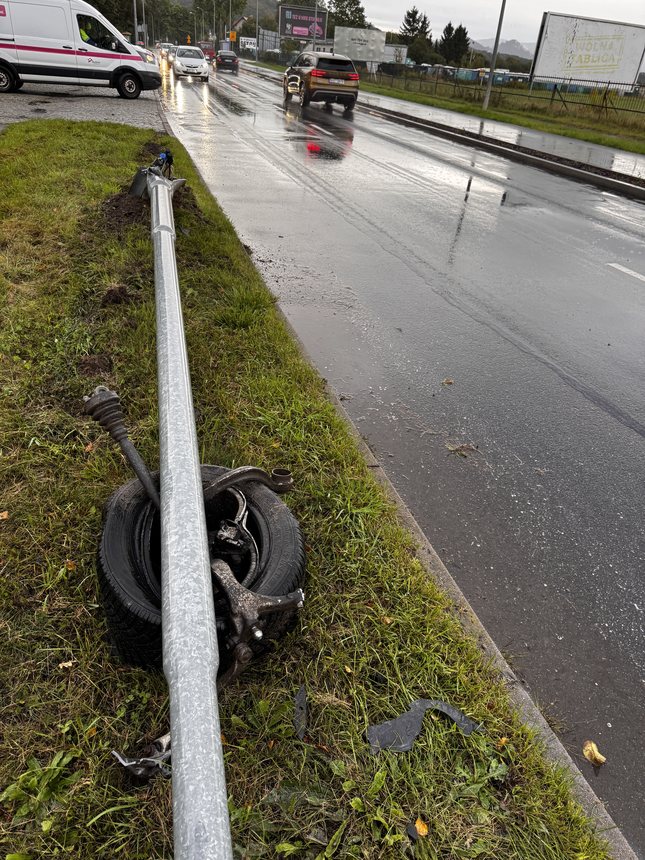 Audi wypadło z drogi na ul. Wincentego Pola