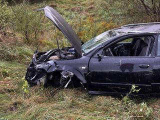 Audi wypadło z drogi na ul. Wincentego Pola
