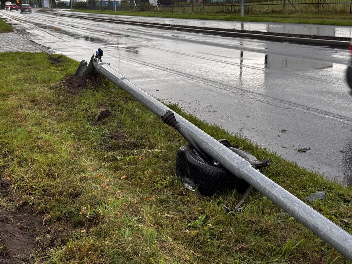 Audi wypadło z drogi na ul. Wincentego Pola