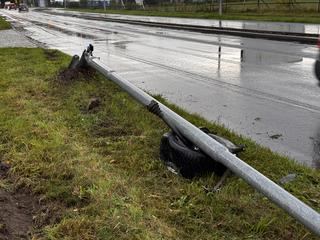 Audi wypadło z drogi na ul. Wincentego Pola