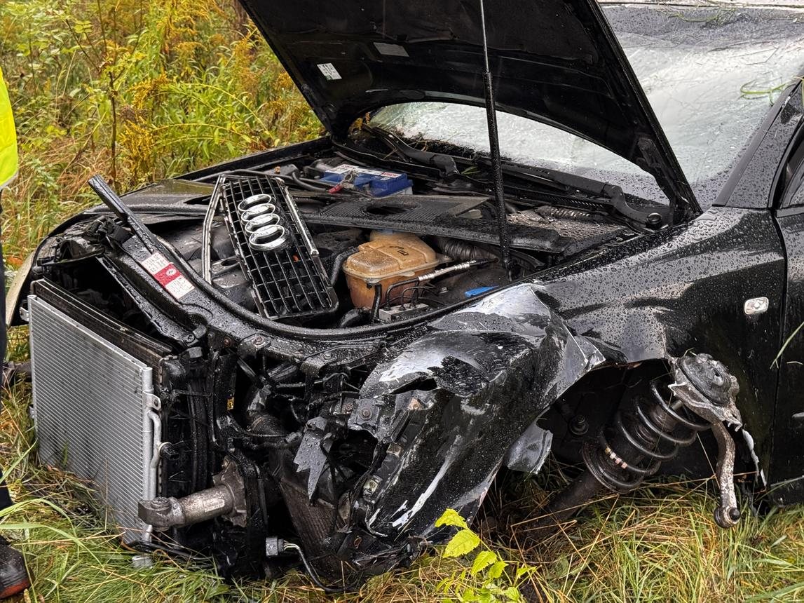Audi wypadło z drogi na ul. Wincentego Pola