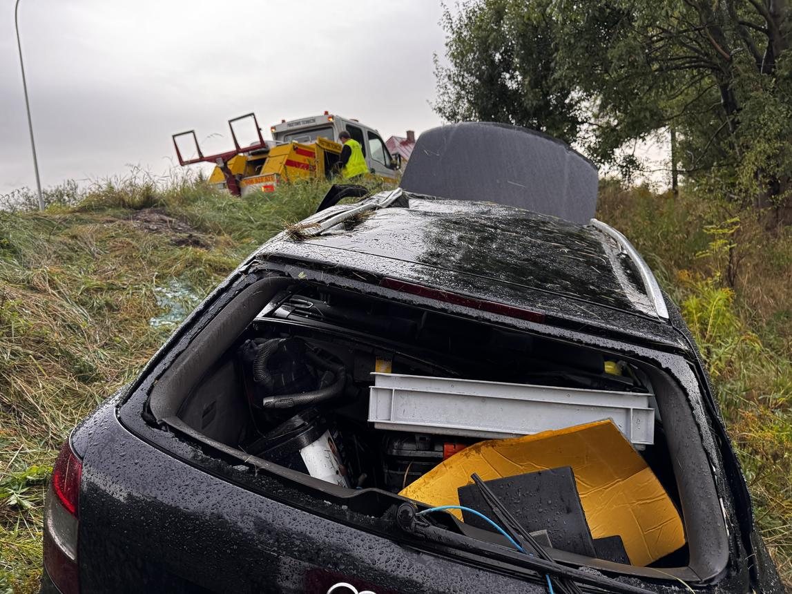 Audi wypadło z drogi na ul. Wincentego Pola