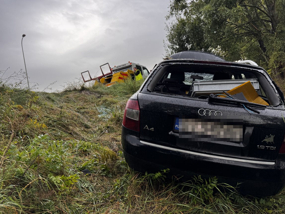 Audi wypadło z drogi na ul. Wincentego Pola