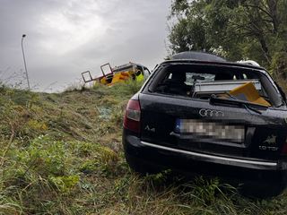 Audi wypadło z drogi na ul. Wincentego Pola