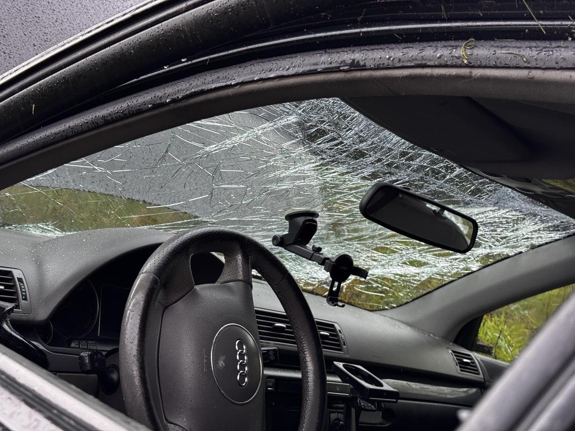 Audi wypadło z drogi na ul. Wincentego Pola
