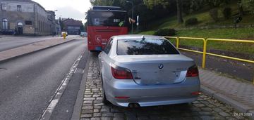 Auto zaparkowane na pasach, mandat w kieszeni