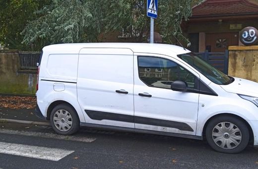 Auto zaparkowane na pasach, mandat w kieszeni