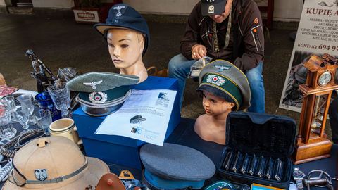 Wojenne ślady na Jarmarku Staroci w Jeleniej Górze – czapka za 7 tys. zł!