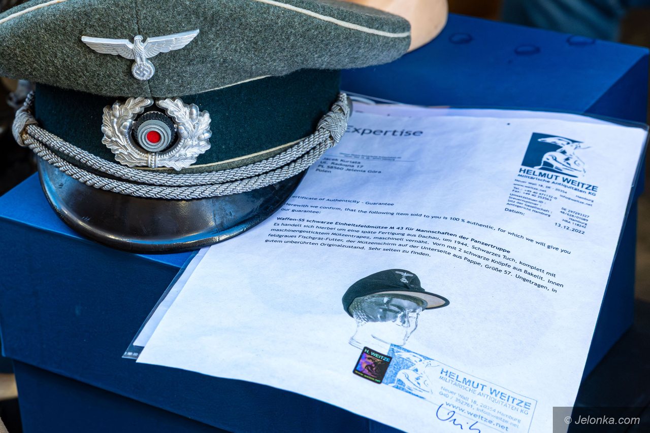 Wojenne ślady na Jarmarku Staroci w Jeleniej Górze – czapka za 7 tys. zł!