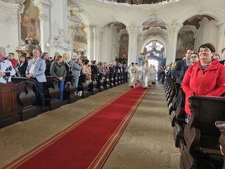 Pielgrzymi nadziei w Krzeszowie – nowi akolici i ceremoniarze w Diecezji Legnickiej
