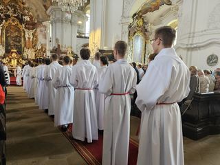 Pielgrzymi nadziei w Krzeszowie – nowi akolici i ceremoniarze w Diecezji Legnickiej
