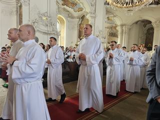 Pielgrzymi nadziei w Krzeszowie – nowi akolici i ceremoniarze w Diecezji Legnickiej