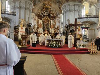 Pielgrzymi nadziei w Krzeszowie – nowi akolici i ceremoniarze w Diecezji Legnickiej