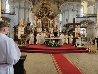 Pielgrzymi nadziei w Krzeszowie – nowi akolici i ceremoniarze w Diecezji Legnickiej