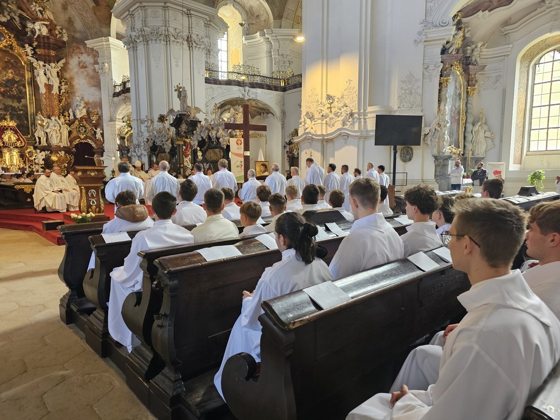 Pielgrzymi nadziei w Krzeszowie – nowi akolici i ceremoniarze w Diecezji Legnickiej