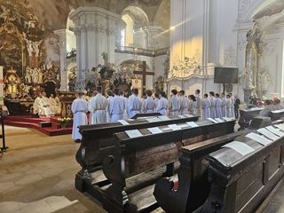 Pielgrzymi nadziei w Krzeszowie – nowi akolici i ceremoniarze w Diecezji Legnickiej
