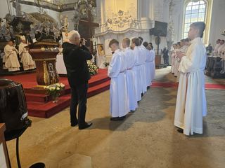 Pielgrzymi nadziei w Krzeszowie – nowi akolici i ceremoniarze w Diecezji Legnickiej