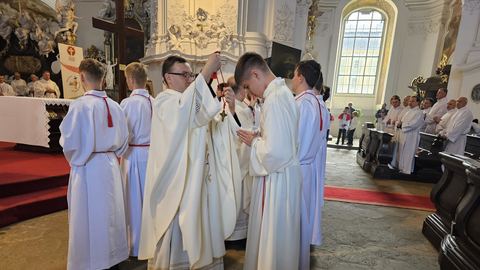 Pielgrzymi nadziei w Krzeszowie – nowi akolici i ceremoniarze w Diecezji Legnickiej