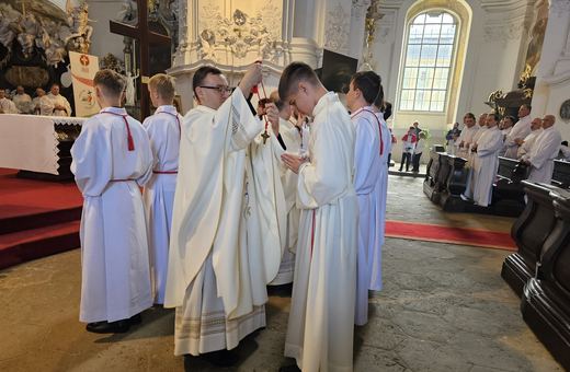 Pielgrzymi nadziei w Krzeszowie – nowi akolici i ceremoniarze w Diecezji Legnickiej