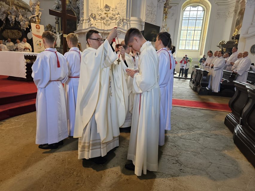 Pielgrzymi nadziei w Krzeszowie – nowi akolici i ceremoniarze w Diecezji Legnickiej