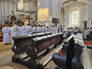 Pielgrzymi nadziei w Krzeszowie – nowi akolici i ceremoniarze w Diecezji Legnickiej