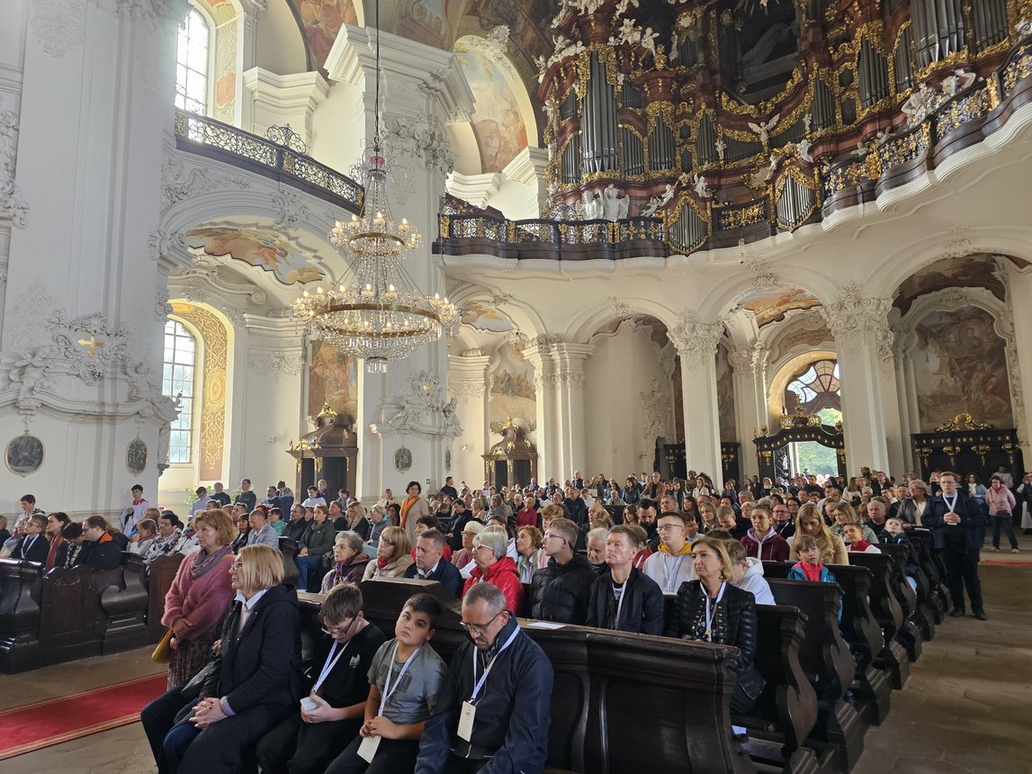 Pielgrzymi nadziei w Krzeszowie – nowi akolici i ceremoniarze w Diecezji Legnickiej