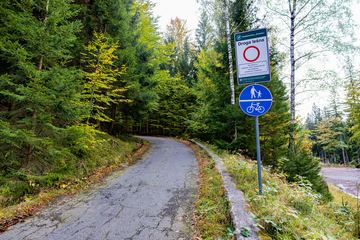 Zjazd z Przełęczy Karkonoskiej do Podgórzyna