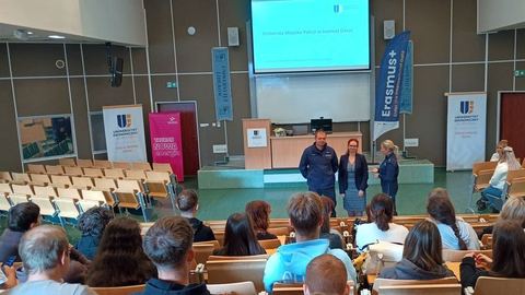 Policjanci u studentów
