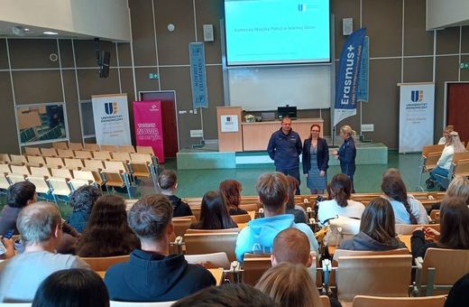 Policjanci u studentów