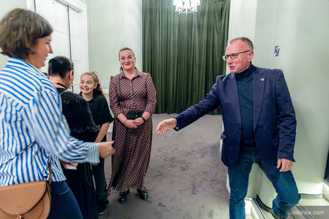 Gromki śmiech i łzy wzruszenia