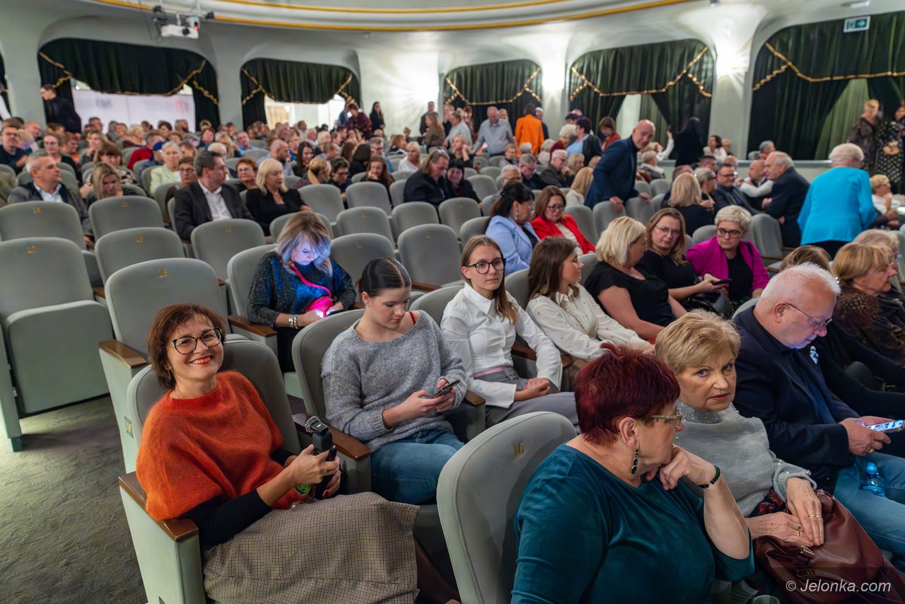 Gromki śmiech i łzy wzruszenia