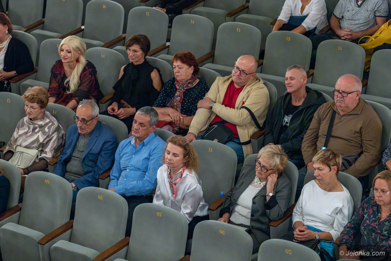 Gromki śmiech i łzy wzruszenia