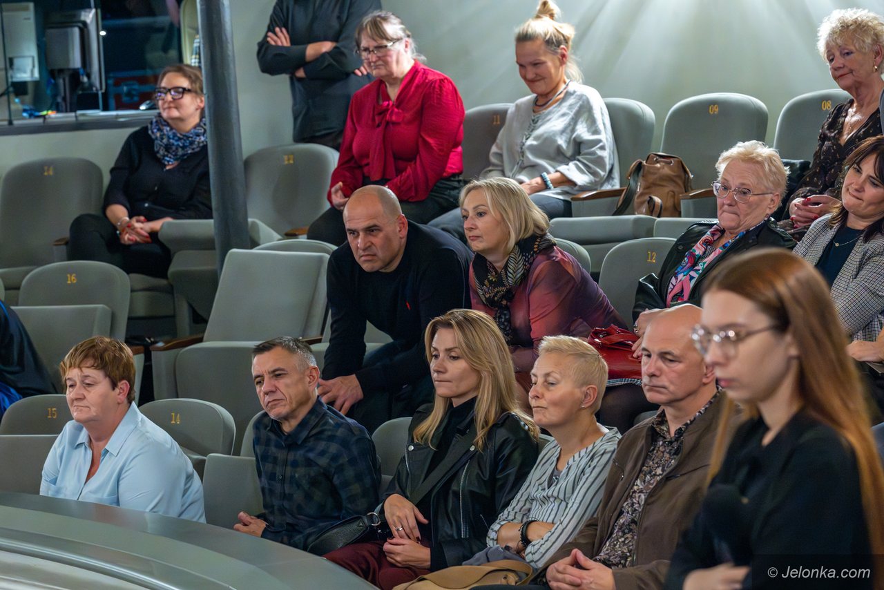 Gromki śmiech i łzy wzruszenia