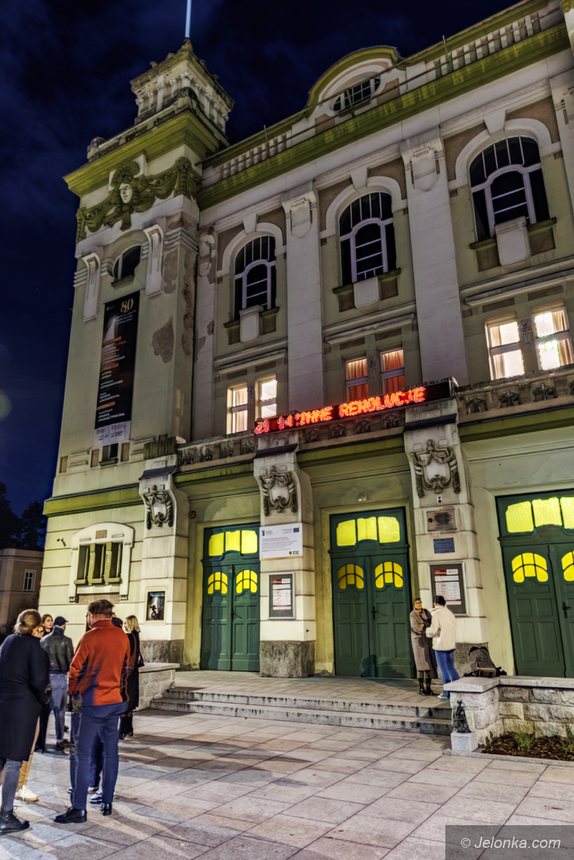Gromki śmiech i łzy wzruszenia